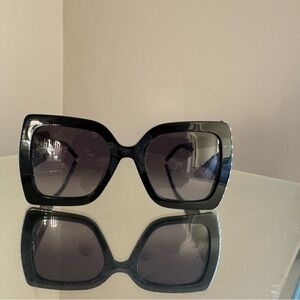 Elegant sunglasses 🕶️